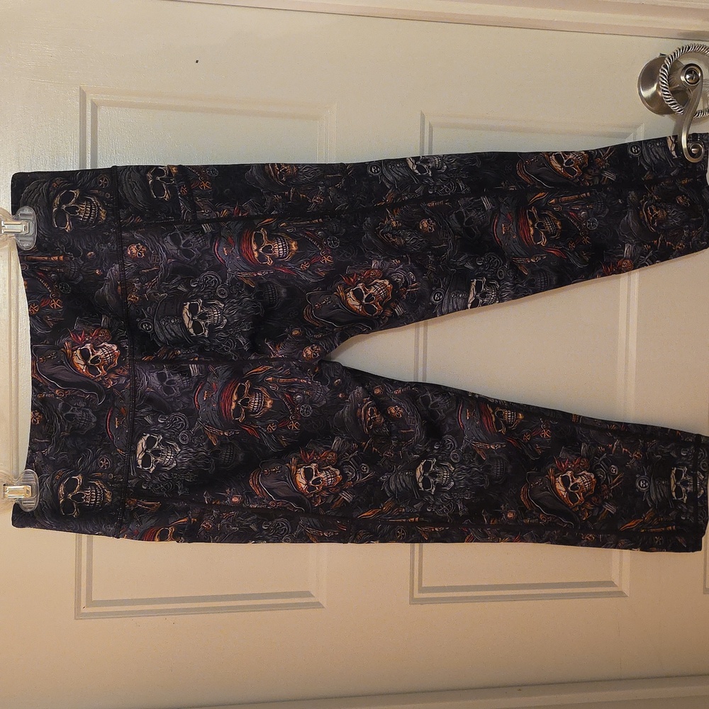 CVG ~ Pirate Medium Capri - Picture 2 of 2